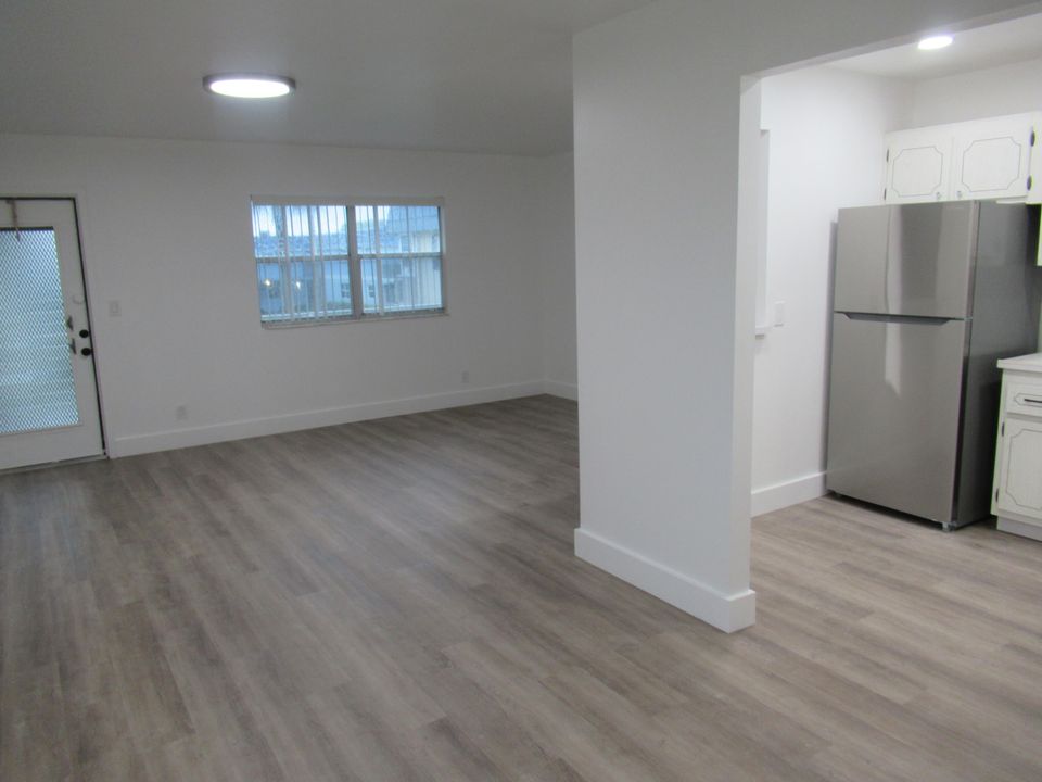 For Rent: $1,400 (1 beds, 1 baths, 726 Square Feet)