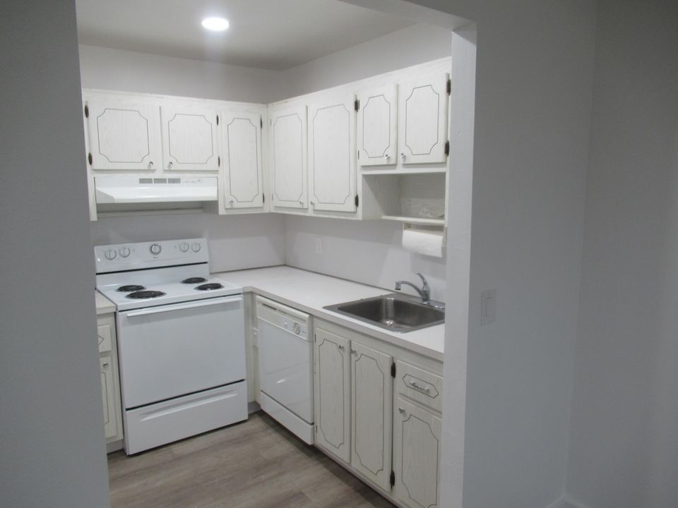 For Rent: $1,400 (1 beds, 1 baths, 726 Square Feet)