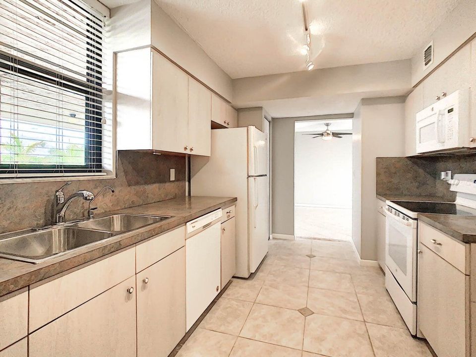 For Rent: $2,100 (1 beds, 1 baths, 724 Square Feet)