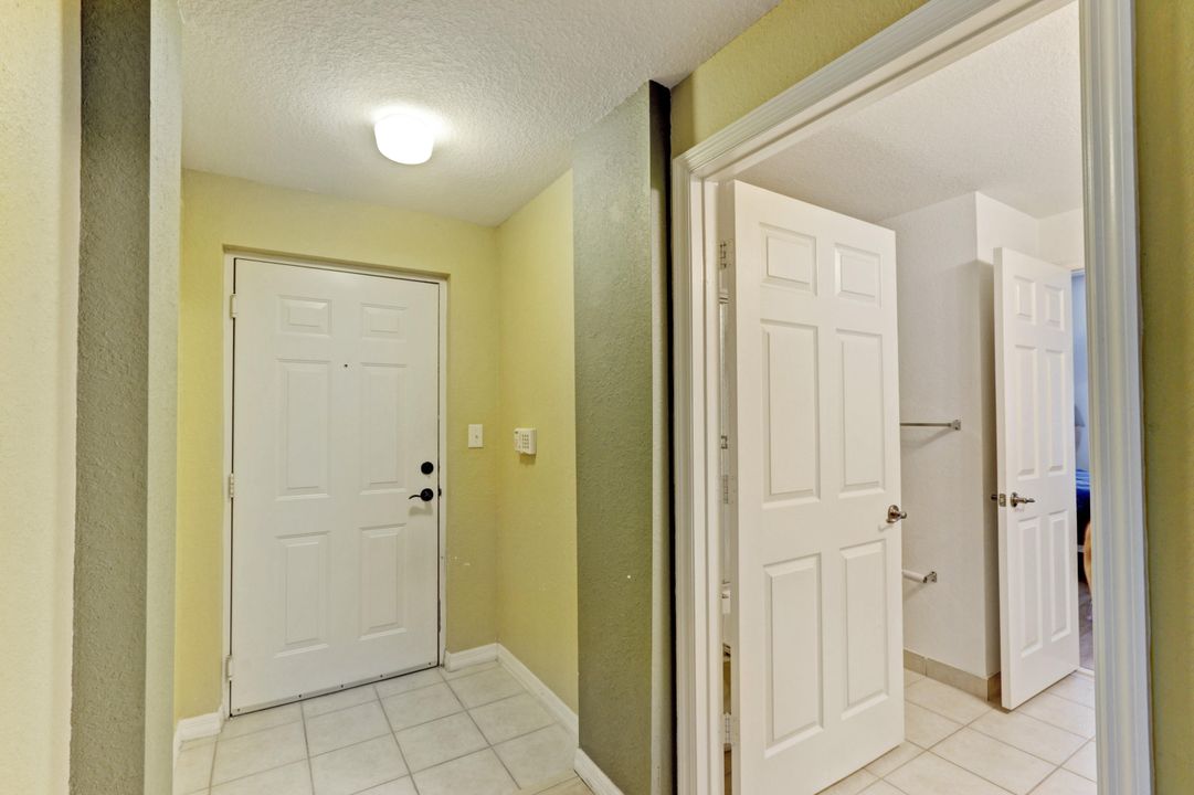 For Sale: $330,000 (2 beds, 2 baths, 978 Square Feet)