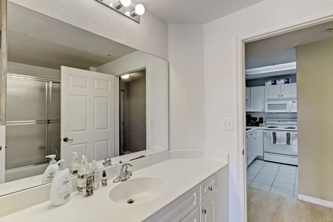 For Sale: $330,000 (2 beds, 2 baths, 978 Square Feet)