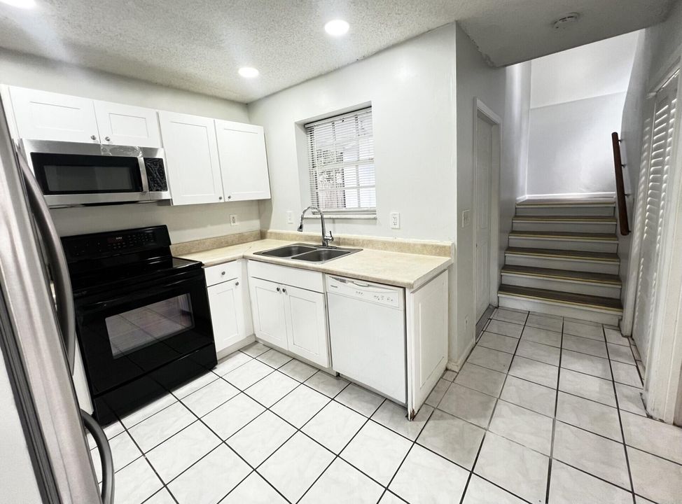 Active With Contract: $2,800 (3 beds, 2 baths, 5952 Square Feet)