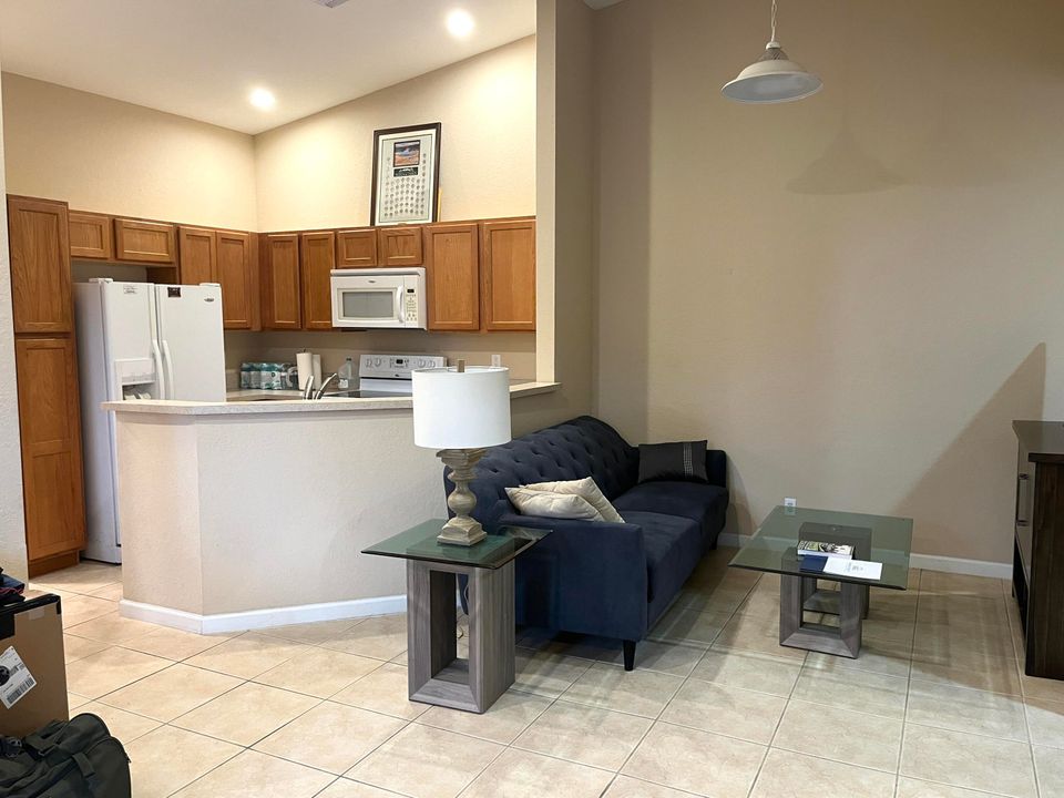 Active With Contract: $257,000 (2 beds, 2 baths, 1022 Square Feet)