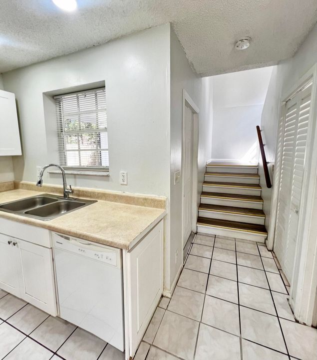 Active With Contract: $2,800 (3 beds, 2 baths, 5952 Square Feet)