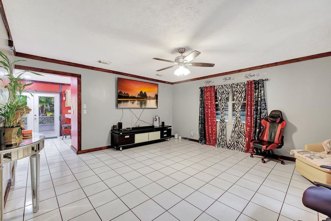 For Sale: $365,000 (4 beds, 3 baths, 1922 Square Feet)