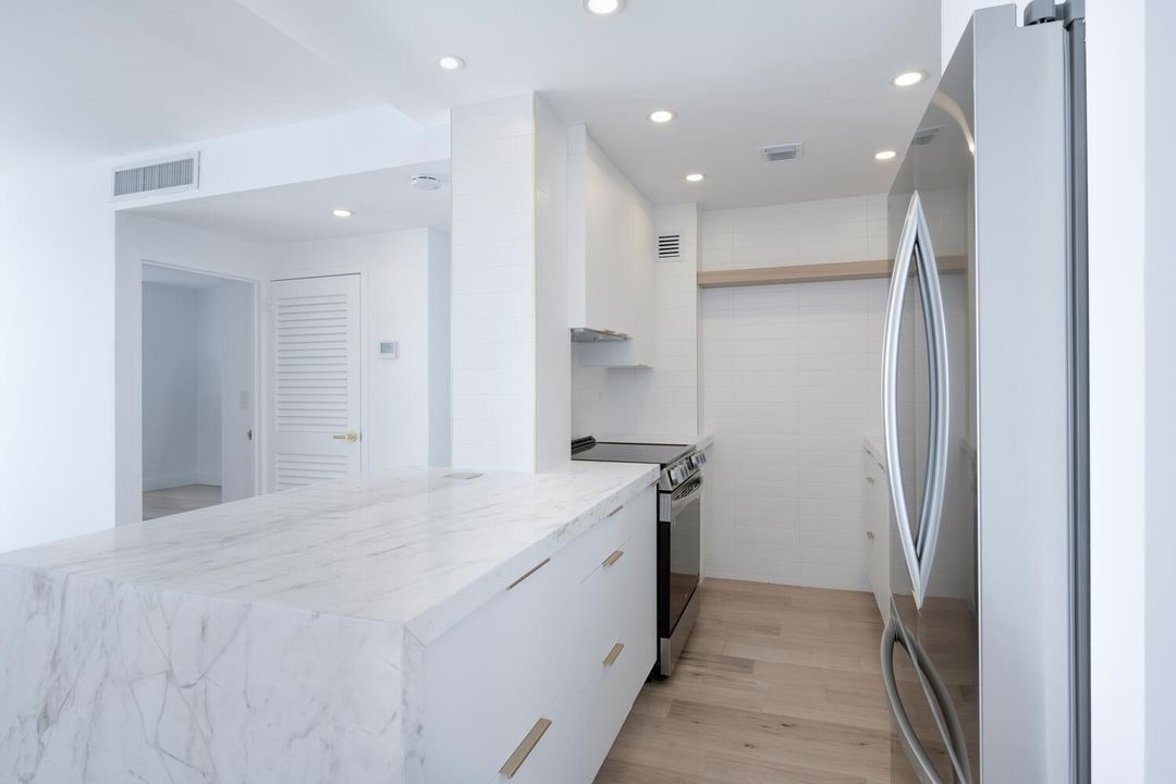 For Sale: $435,000 (1 beds, 1 baths, 805 Square Feet)