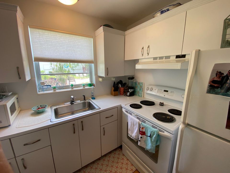 For Sale: $120,000 (1 beds, 1 baths, 684 Square Feet)