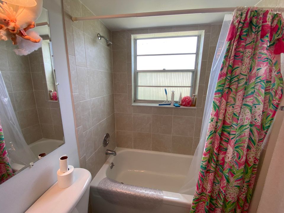 For Sale: $120,000 (1 beds, 1 baths, 684 Square Feet)