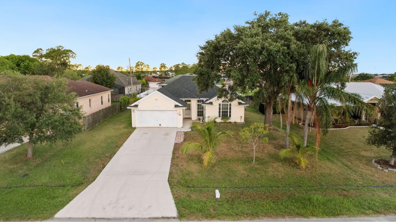 Recently Sold: $380,000 (3 beds, 2 baths, 1446 Square Feet)
