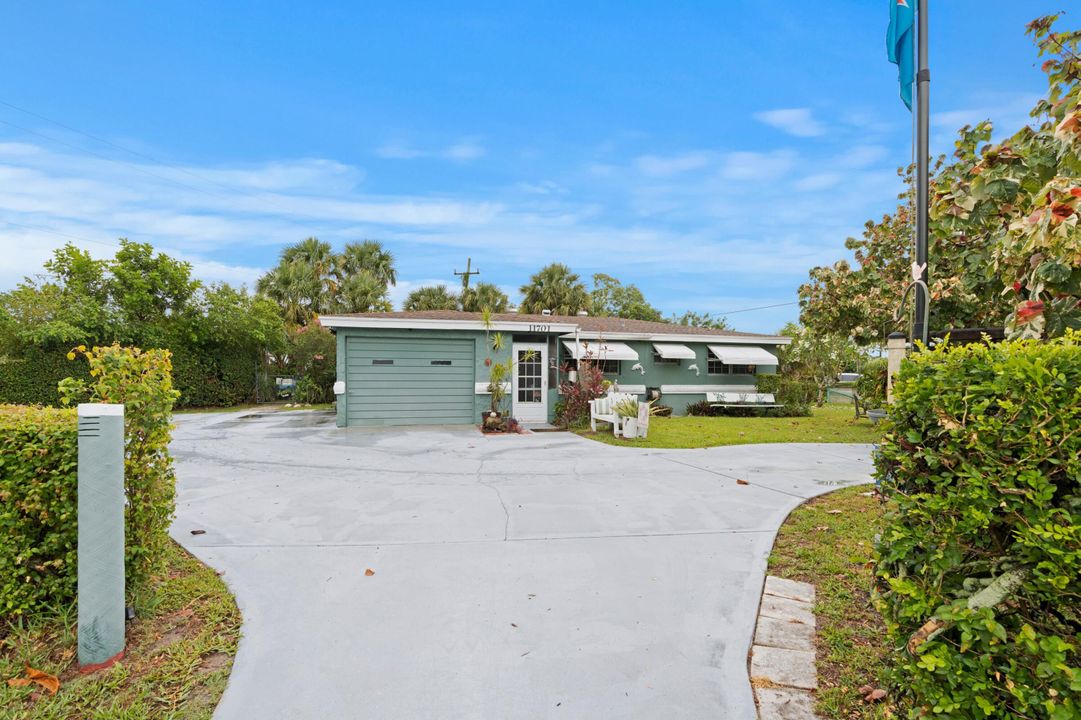 Active With Contract: $439,900 (3 beds, 2 baths, 1421 Square Feet)