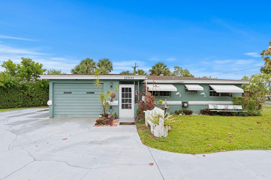 Active With Contract: $439,900 (3 beds, 2 baths, 1421 Square Feet)