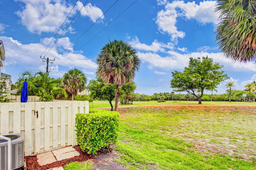 For Sale: $839,000 (2 beds, 2 baths, 1140 Square Feet)