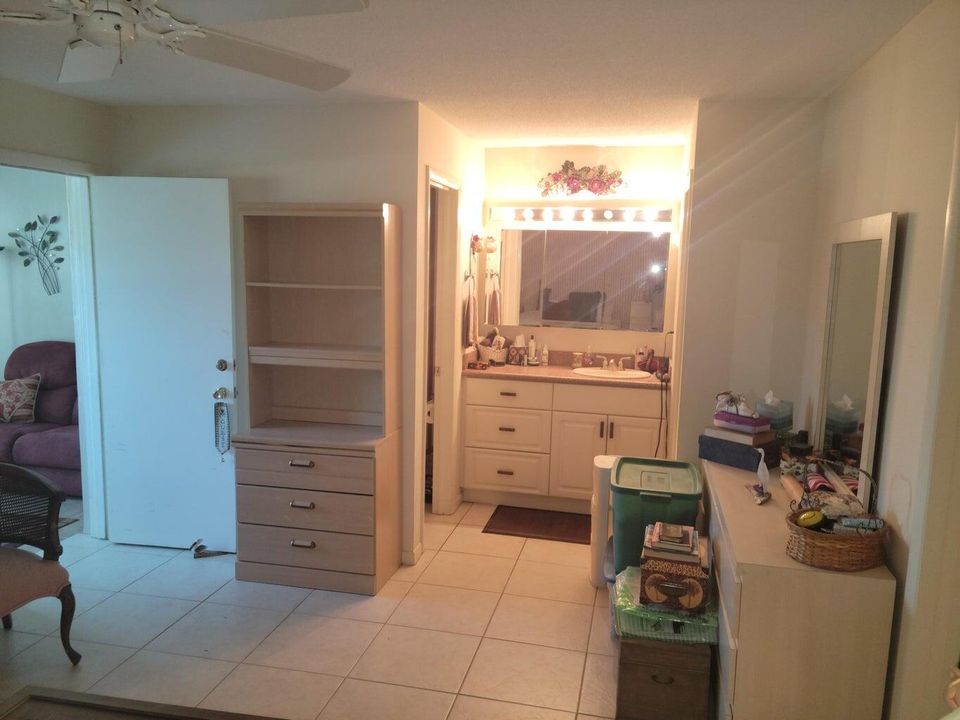 For Sale: $149,000 (1 beds, 1 baths, 966 Square Feet)