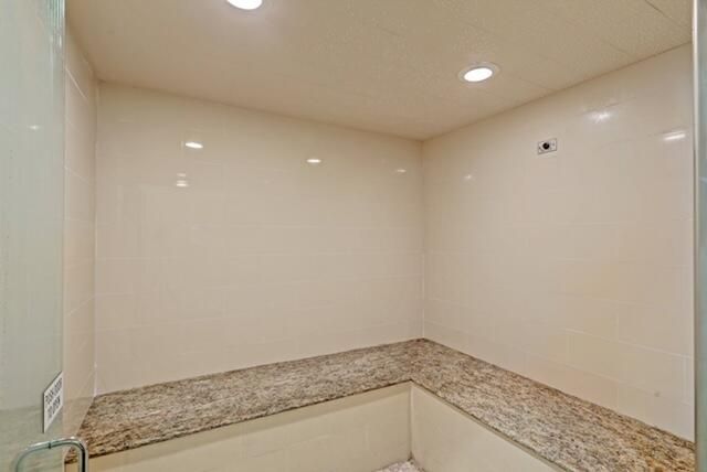 For Sale: $330,000 (2 beds, 2 baths, 978 Square Feet)