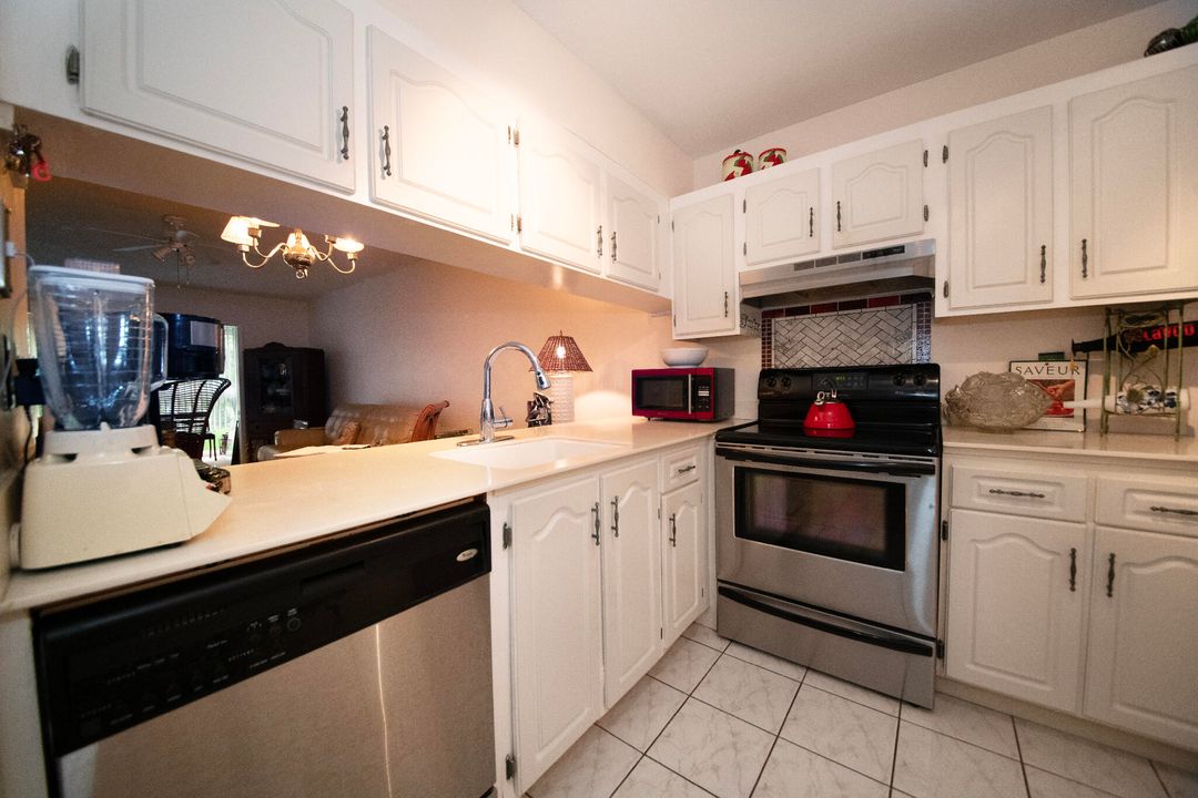 For Sale: $125,000 (1 beds, 1 baths, 662 Square Feet)