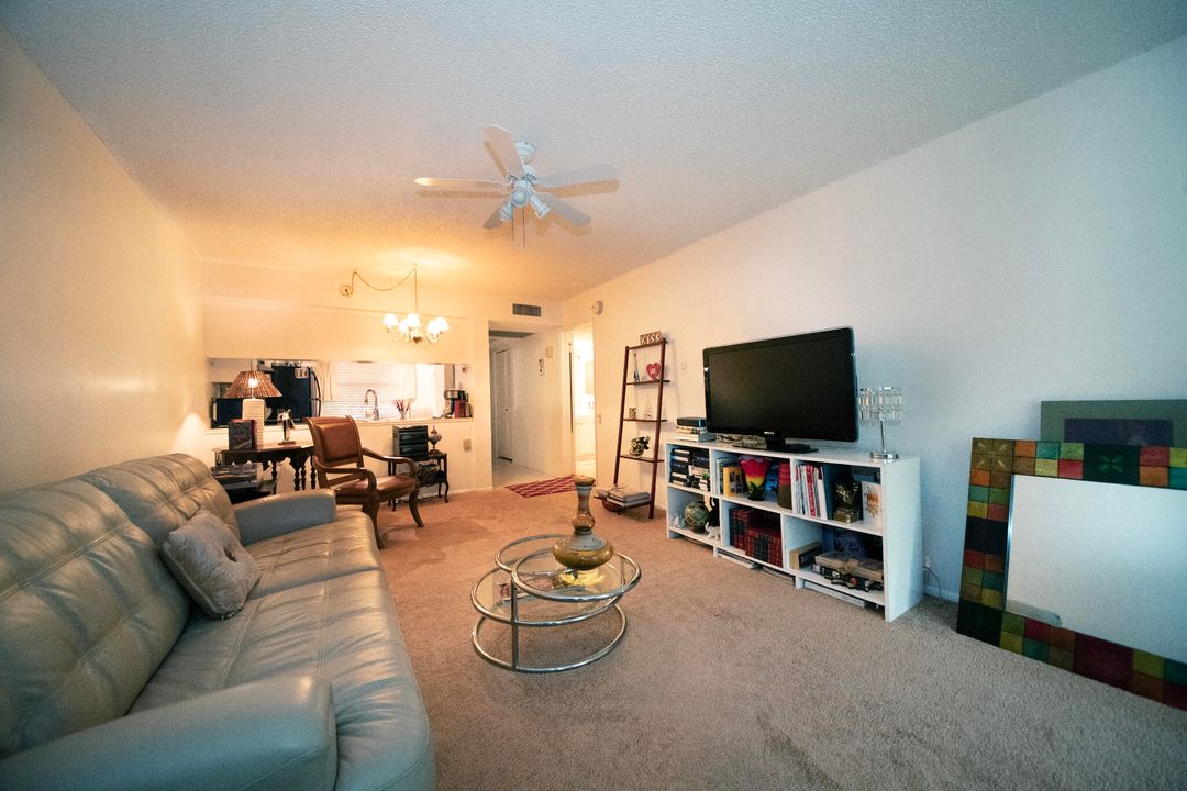 For Sale: $125,000 (1 beds, 1 baths, 662 Square Feet)