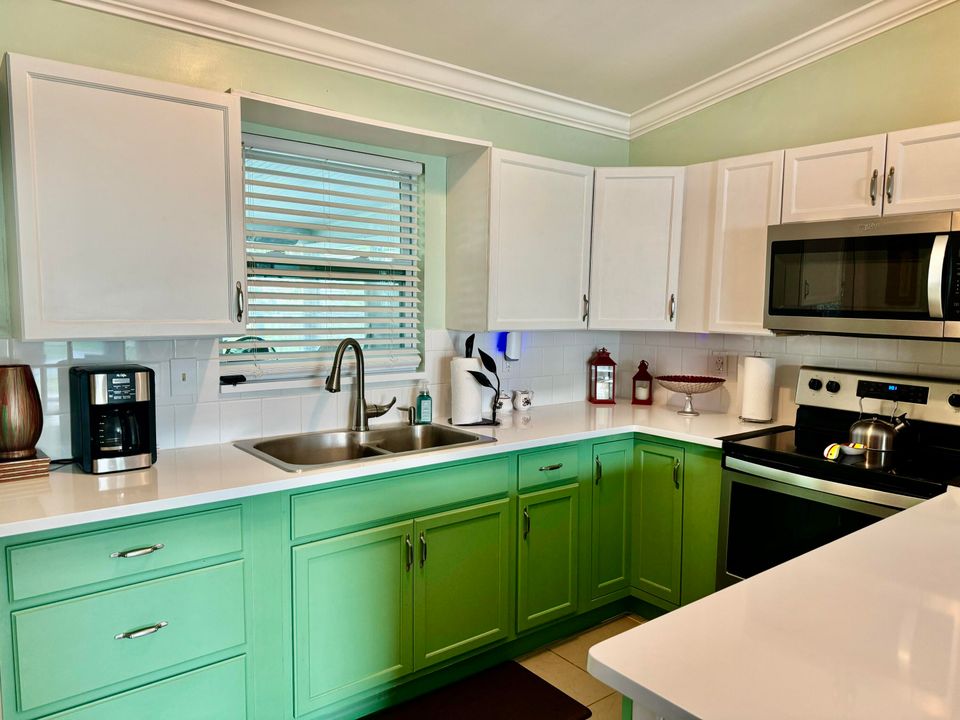 For Sale: $247,000 (2 beds, 2 baths, 825 Square Feet)