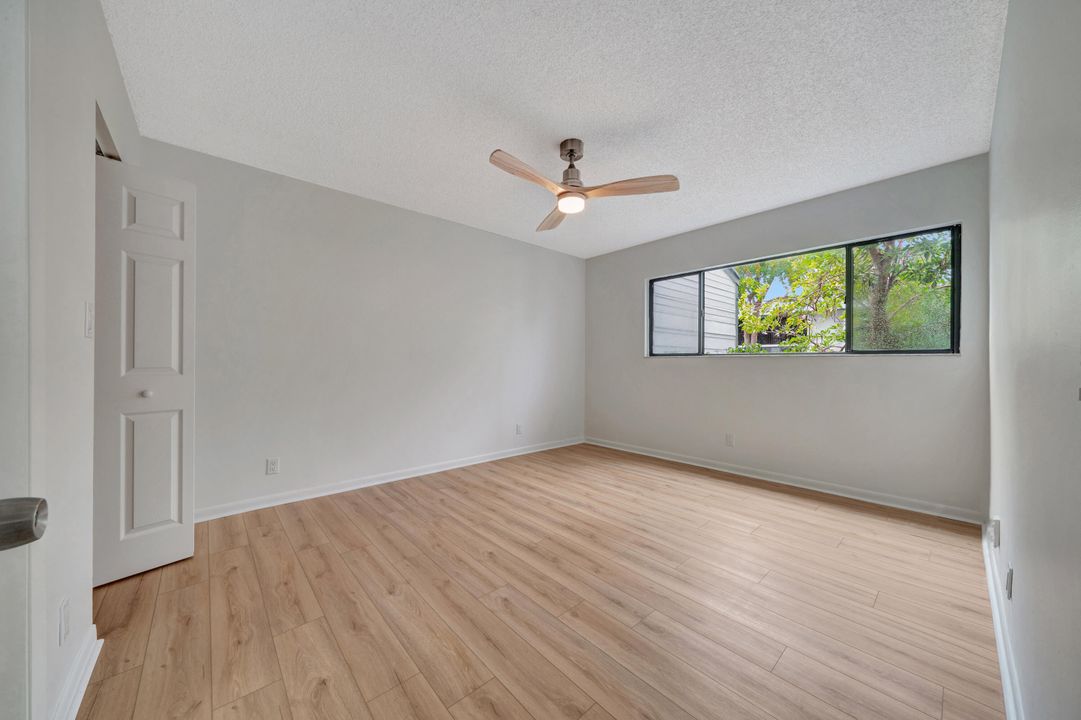 For Sale: $194,300 (2 beds, 2 baths, 976 Square Feet)