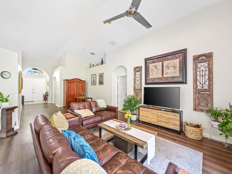 For Sale: $569,000 (3 beds, 2 baths, 1827 Square Feet)