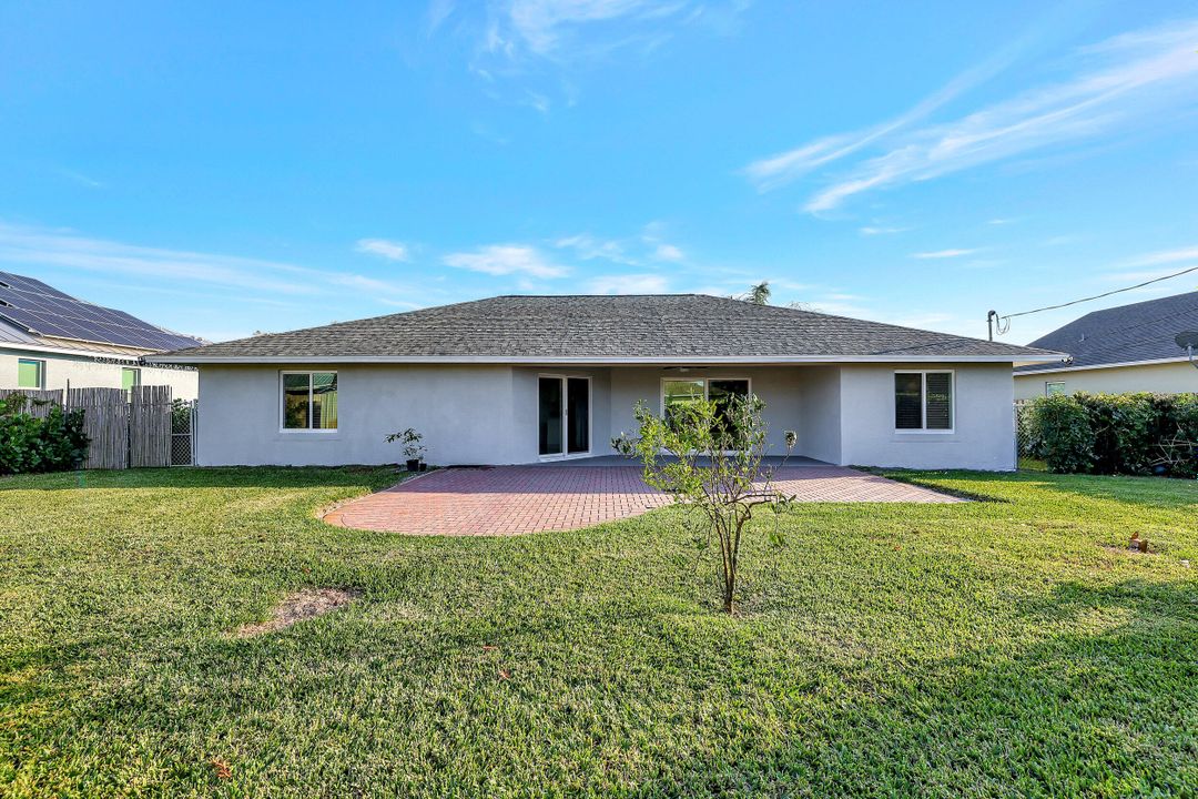 Active With Contract: $434,900 (4 beds, 2 baths, 1945 Square Feet)