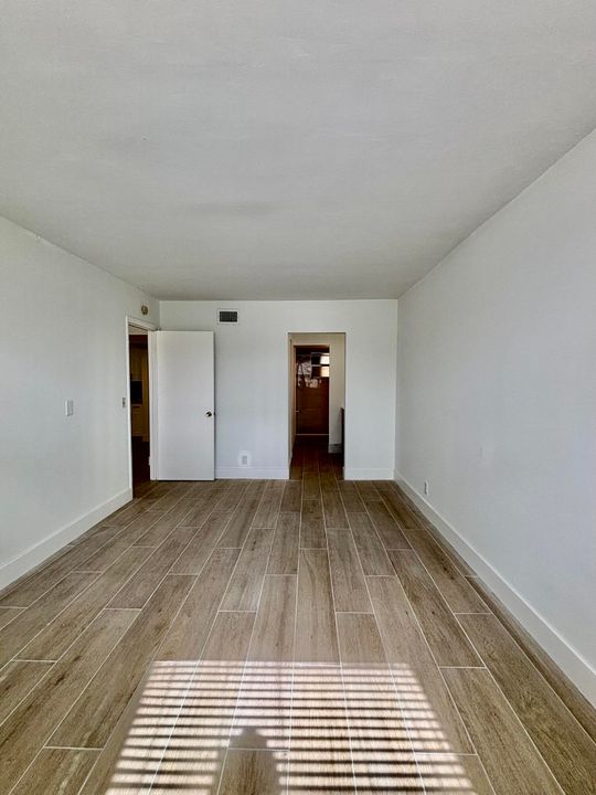 For Rent: $1,650 (1 beds, 1 baths, 720 Square Feet)