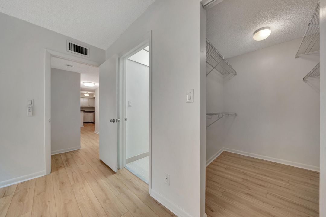 For Sale: $194,300 (2 beds, 2 baths, 976 Square Feet)