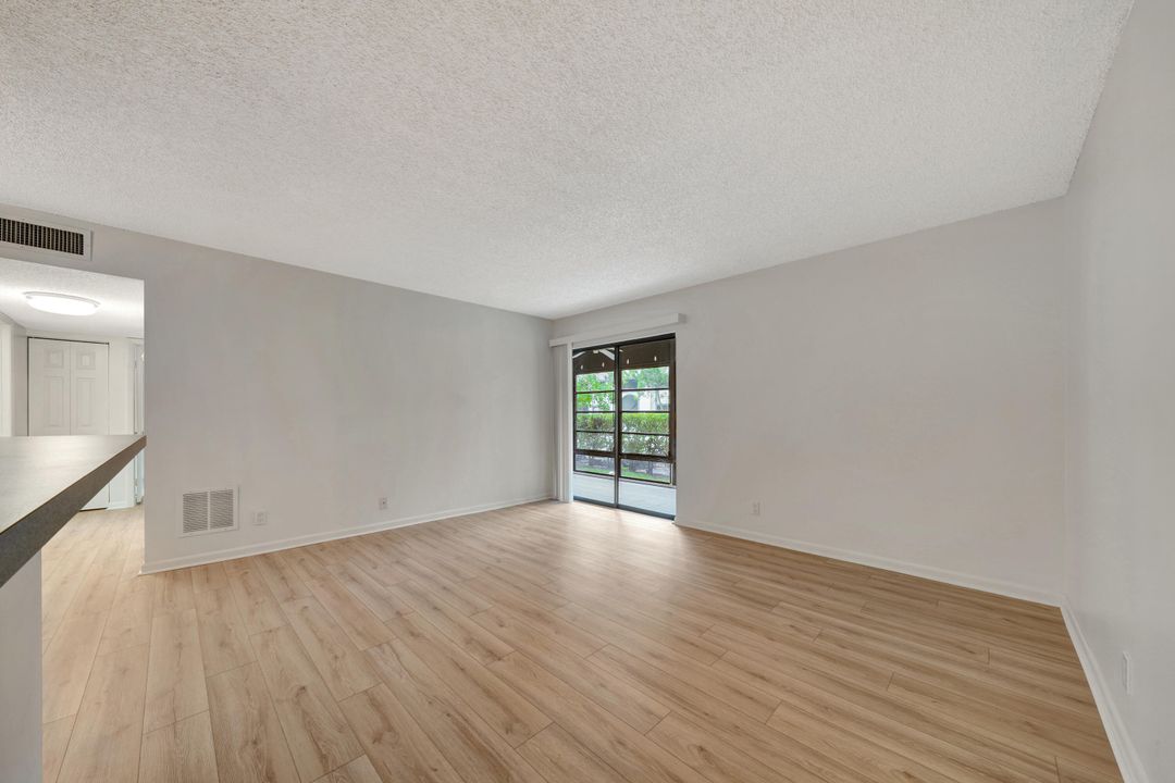 For Sale: $194,300 (2 beds, 2 baths, 976 Square Feet)