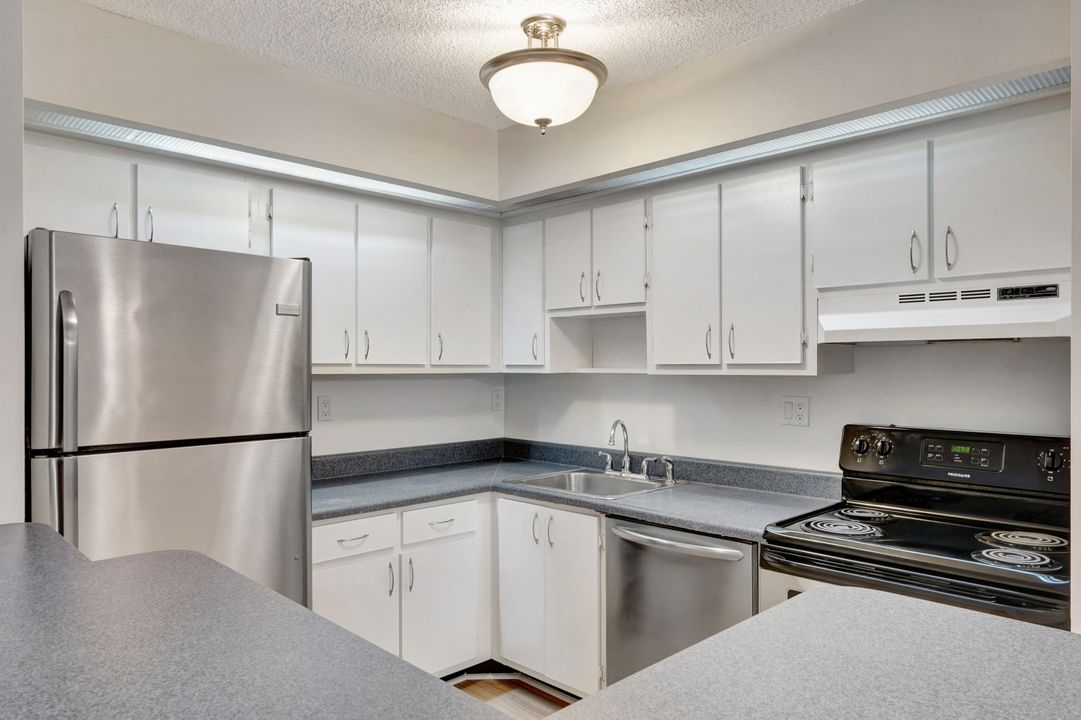 For Sale: $194,300 (2 beds, 2 baths, 976 Square Feet)