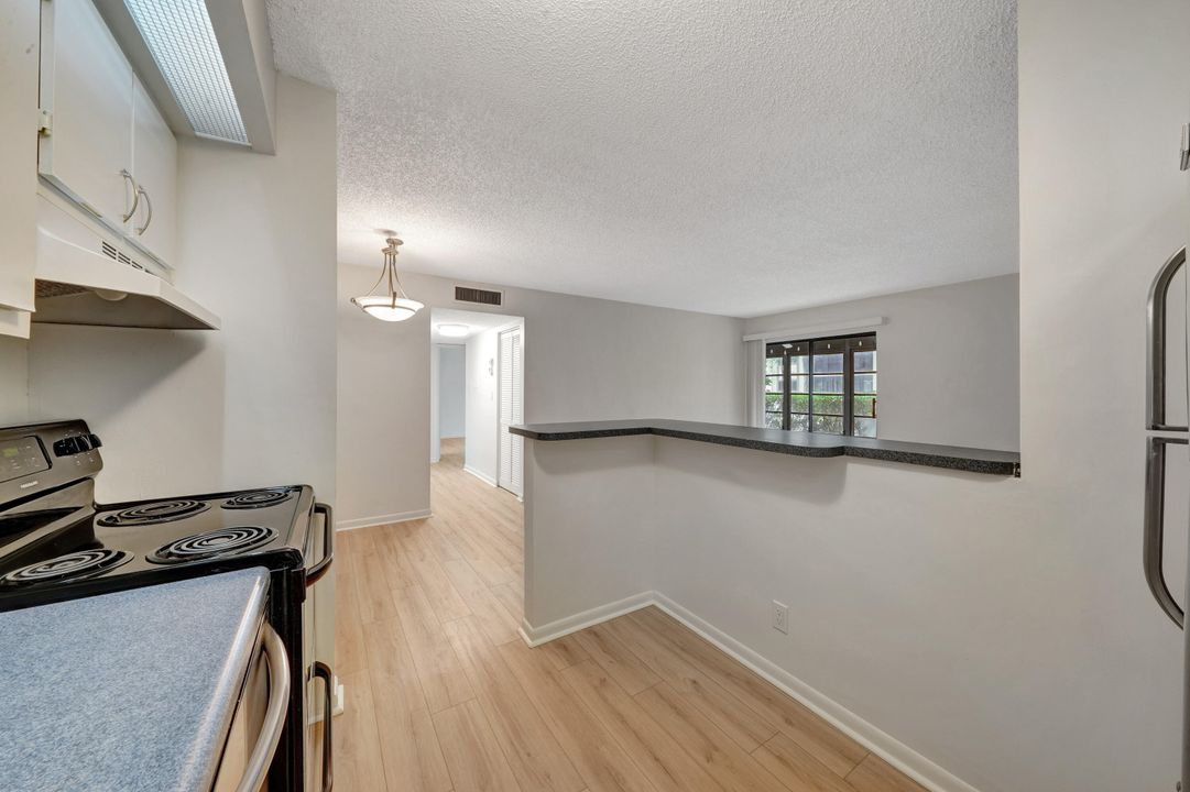 For Sale: $194,300 (2 beds, 2 baths, 976 Square Feet)