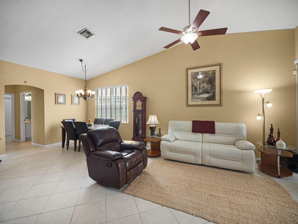 For Sale: $429,900 (2 beds, 2 baths, 1209 Square Feet)