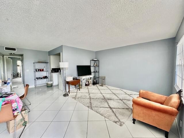 For Sale: $169,000 (1 beds, 1 baths, 752 Square Feet)