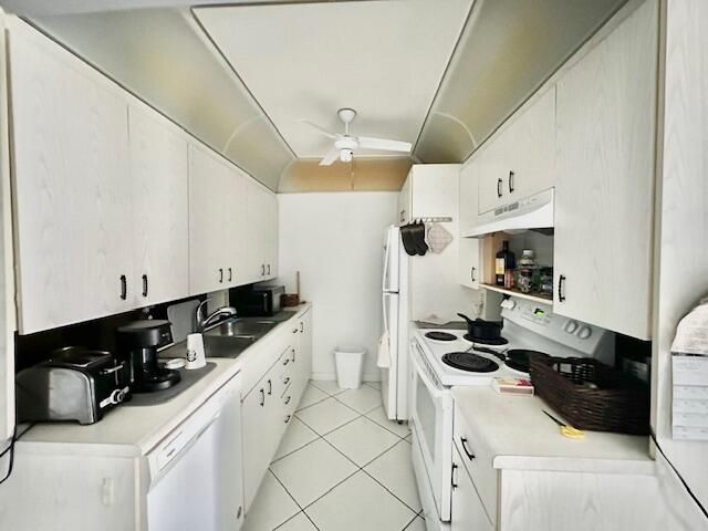 For Sale: $169,000 (1 beds, 1 baths, 752 Square Feet)