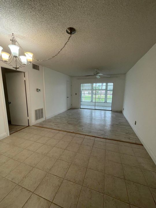 Active With Contract: $1,400 (2 beds, 2 baths, 888 Square Feet)