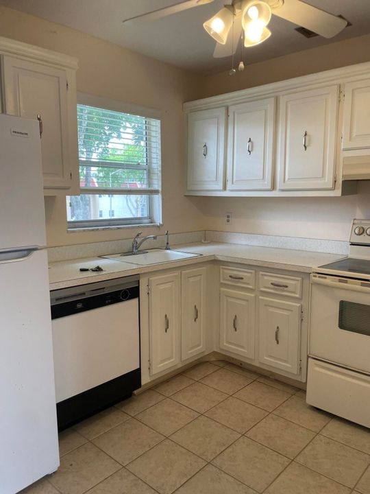 Active With Contract: $1,400 (2 beds, 2 baths, 888 Square Feet)