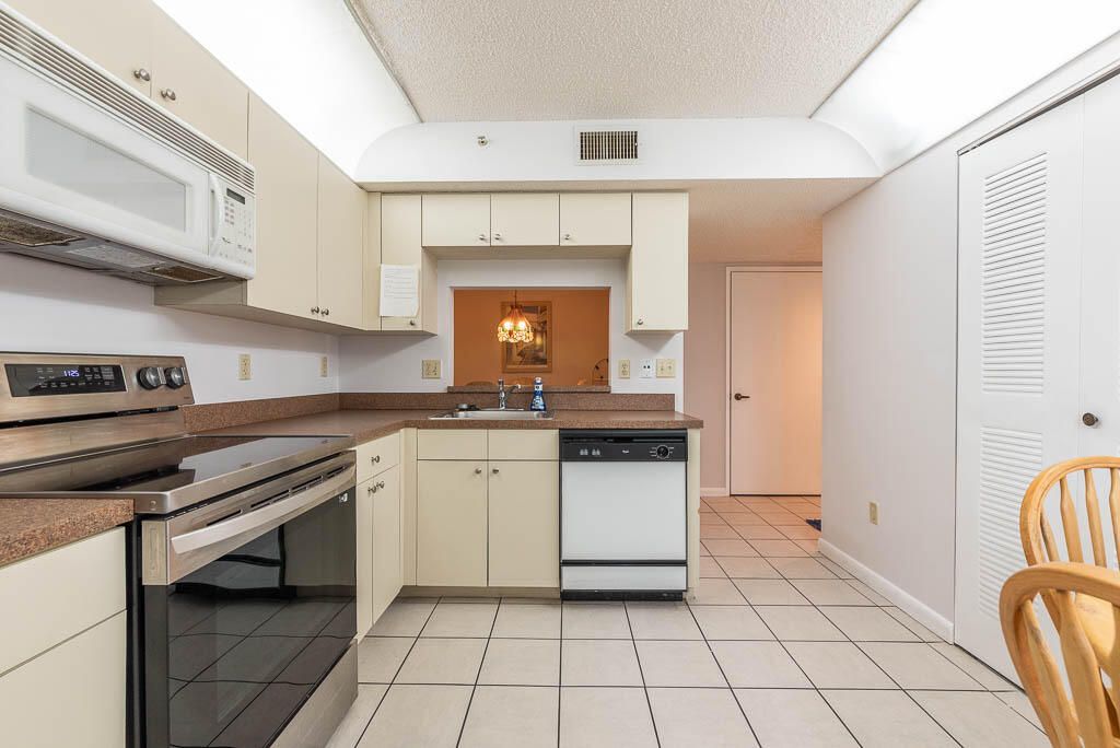 For Rent: $2,200 (2 beds, 2 baths, 1170 Square Feet)