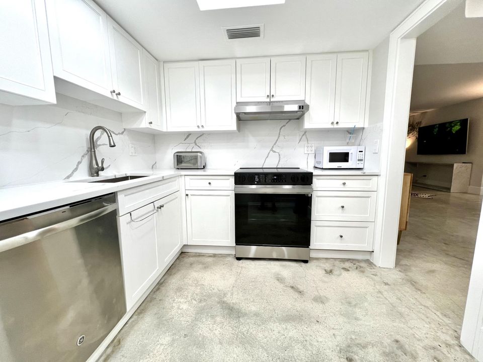 Active With Contract: $12,900 (2 beds, 2 baths, 1317 Square Feet)