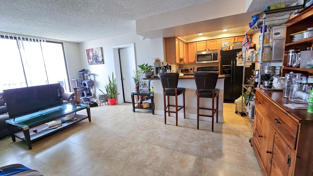 For Sale: $194,900 (2 beds, 2 baths, 728 Square Feet)