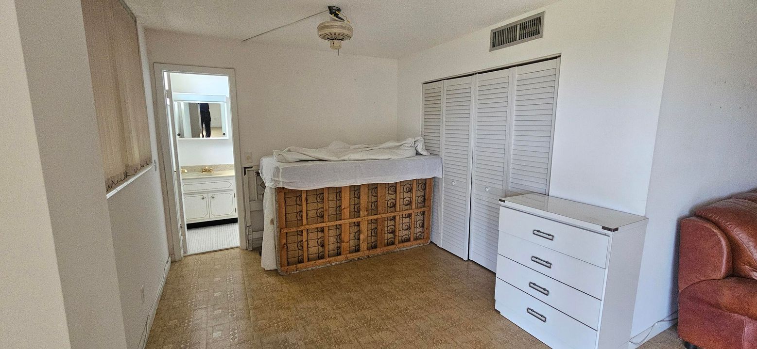 For Sale: $215,000 (1 beds, 2 baths, 1050 Square Feet)