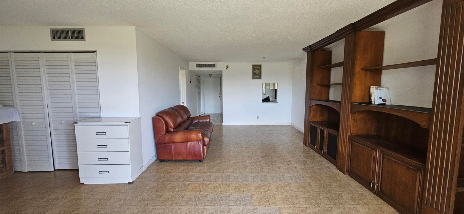 For Sale: $215,000 (1 beds, 2 baths, 1050 Square Feet)
