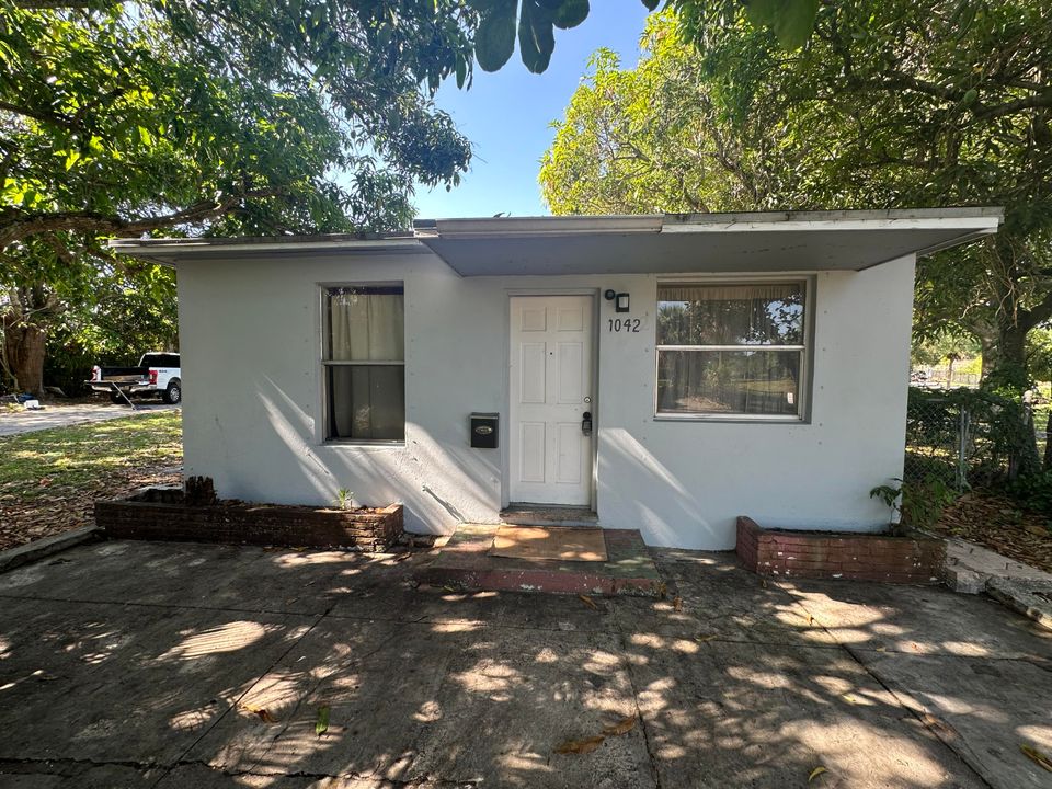 Active With Contract: $2,000 (2 beds, 1 baths, 600 Square Feet)