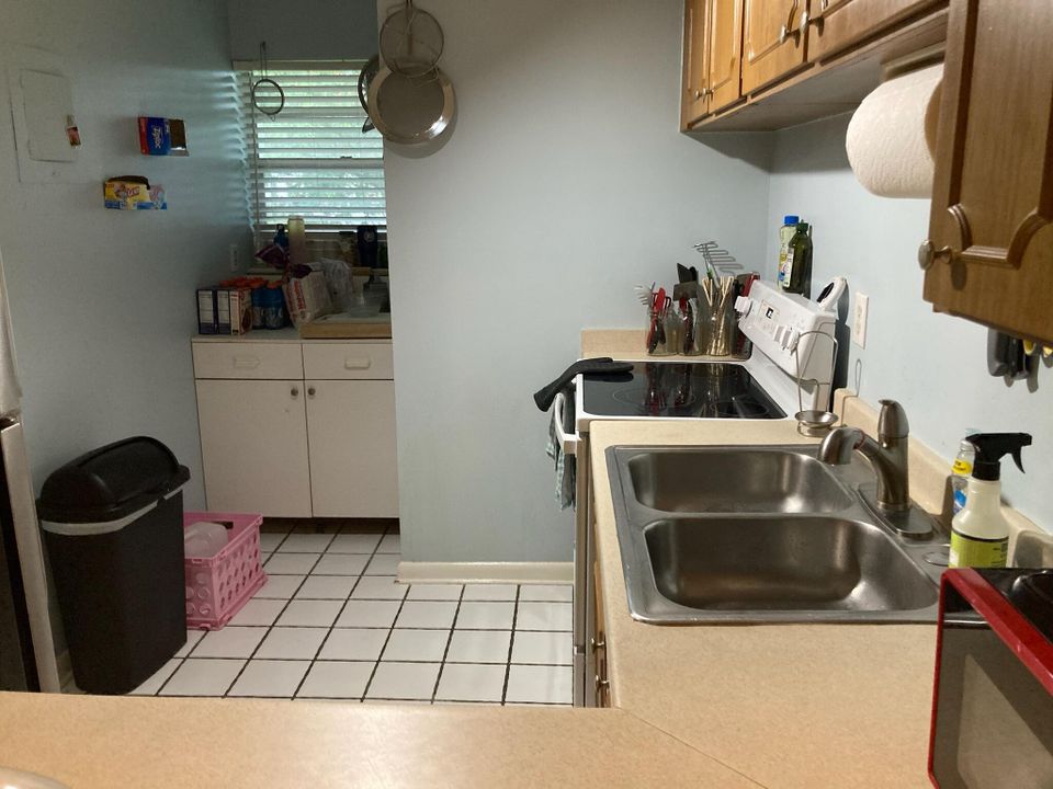 For Rent: $1,300 (1 beds, 1 baths, 696 Square Feet)