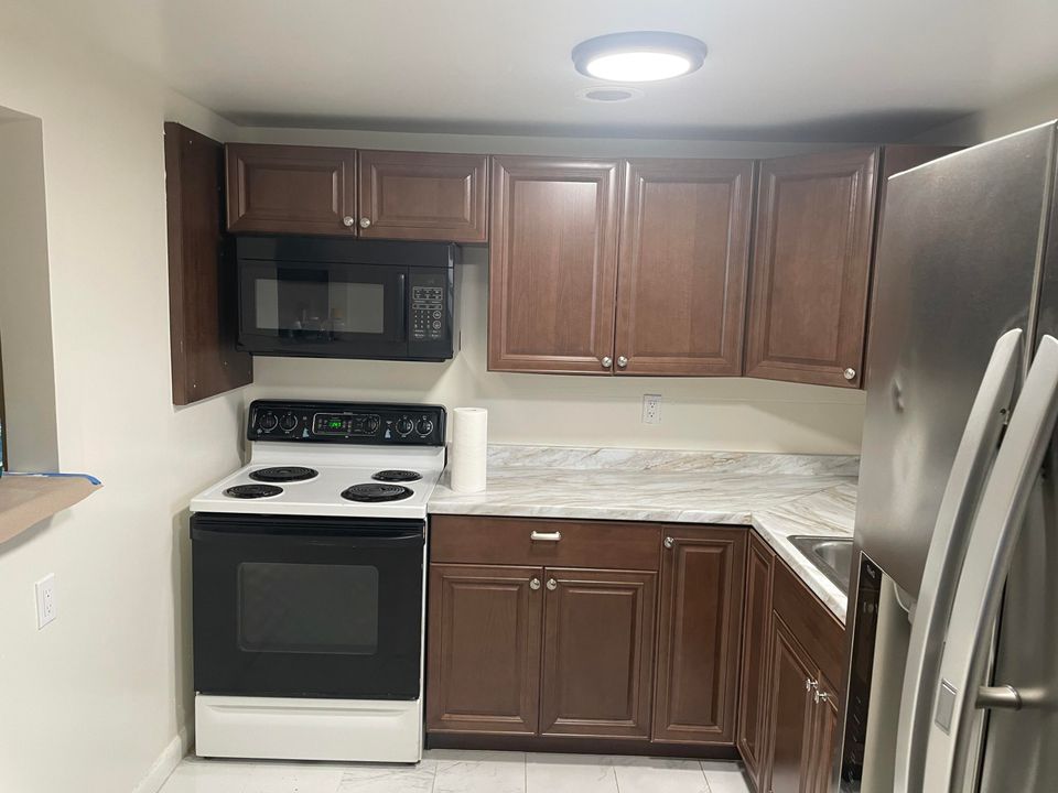 Active With Contract: $79,999 (1 beds, 1 baths, 901 Square Feet)