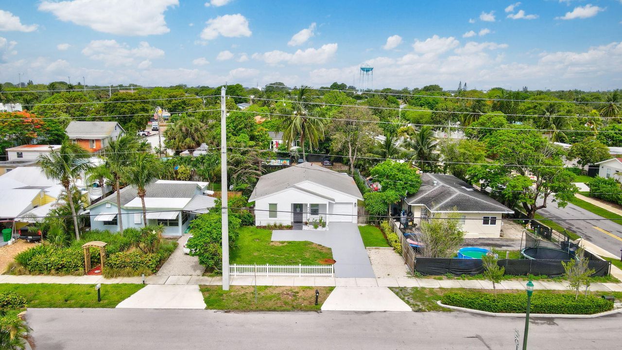 For Sale: $1,200,000 (3 beds, 2 baths, 1208 Square Feet)