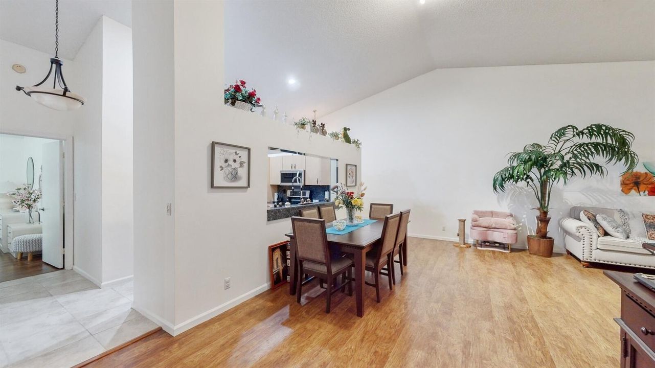 For Sale: $349,900 (2 beds, 2 baths, 1601 Square Feet)