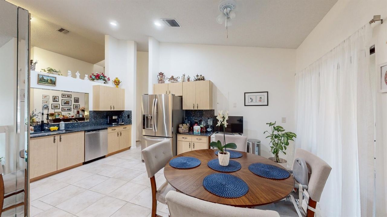 For Sale: $349,900 (2 beds, 2 baths, 1601 Square Feet)