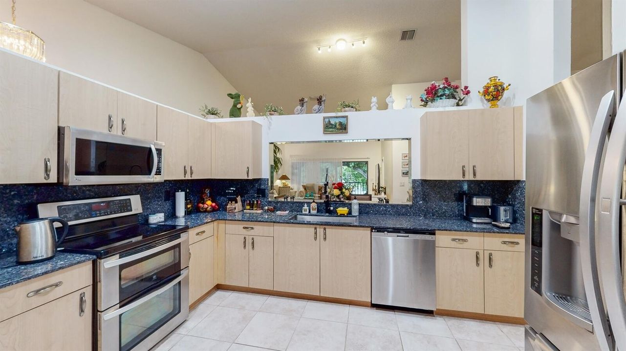 For Sale: $349,900 (2 beds, 2 baths, 1601 Square Feet)