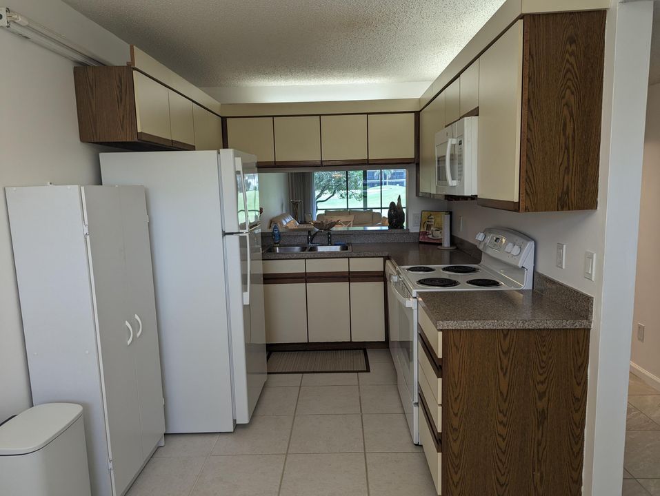 For Sale: $315,000 (2 beds, 2 baths, 1178 Square Feet)
