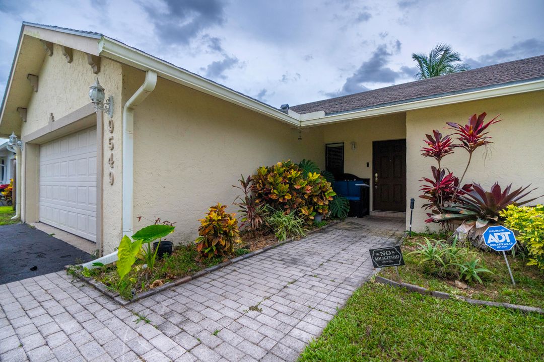 For Sale: $650,000 (4 beds, 2 baths, 1497 Square Feet)