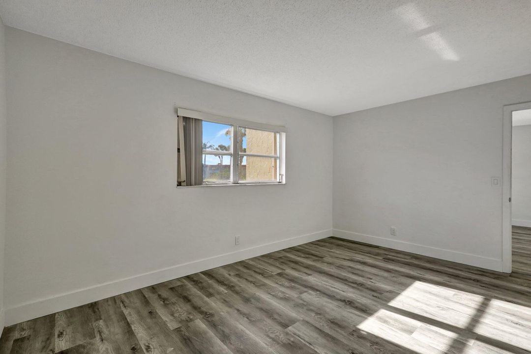 For Sale: $165,000 (2 beds, 2 baths, 925 Square Feet)