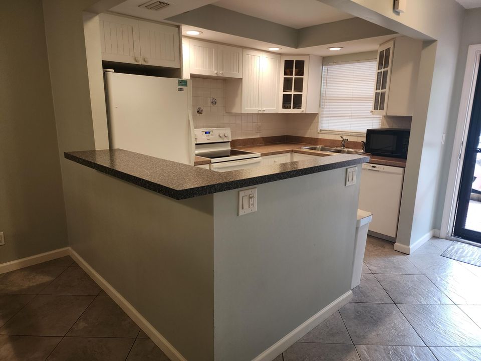 For Sale: $304,000 (2 beds, 2 baths, 1054 Square Feet)